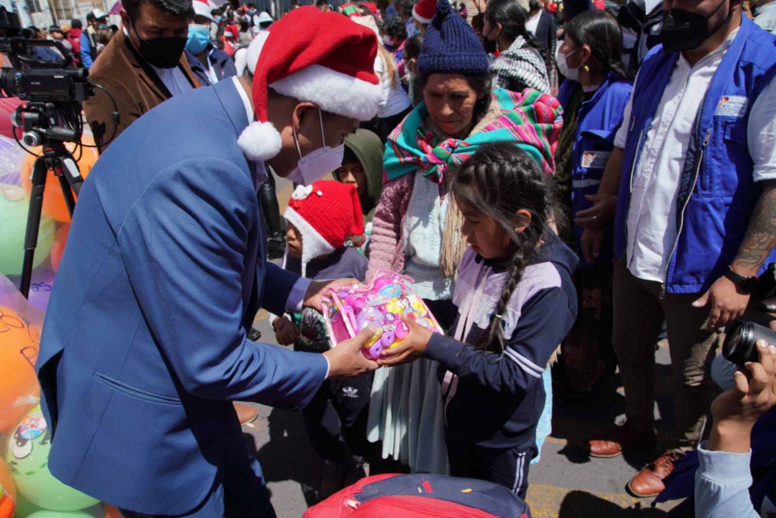 El Ministerio de Salud Jeyson Auza entrega a los niños, niñas y madres de familia una taza de chocolate, juguetes y víveres por las fiestas navideñas