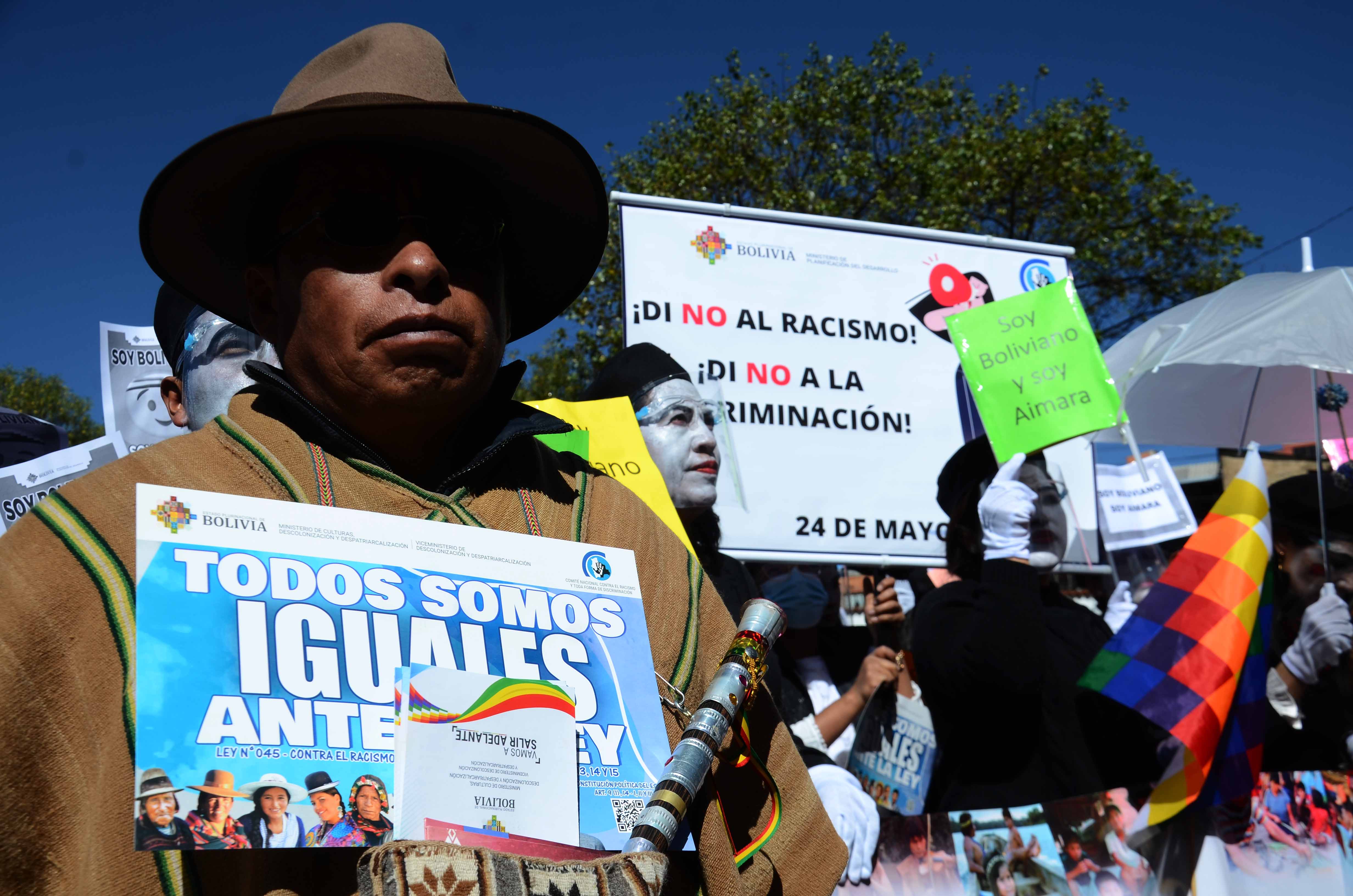 Marcha masiva en el centro paceño dice no al racismo y la discriminación en Bolivia