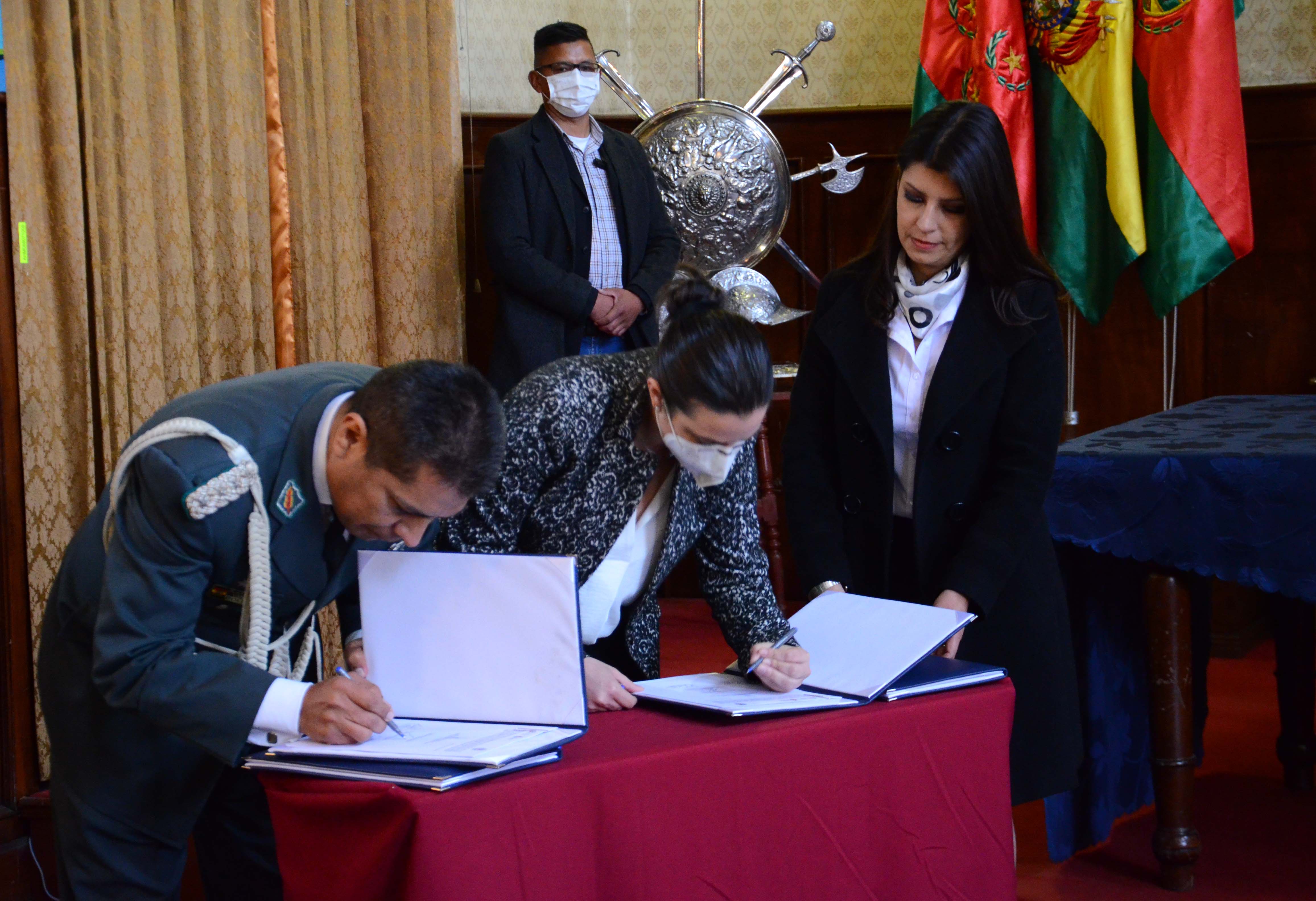 Firma de convenio entre la ABEN y COSSMIL para que pacientes oncológicos del seguro militar reciban atención en el Centro de Medicina Nuclear y Radioterapia (CMNyR) de El Alto.