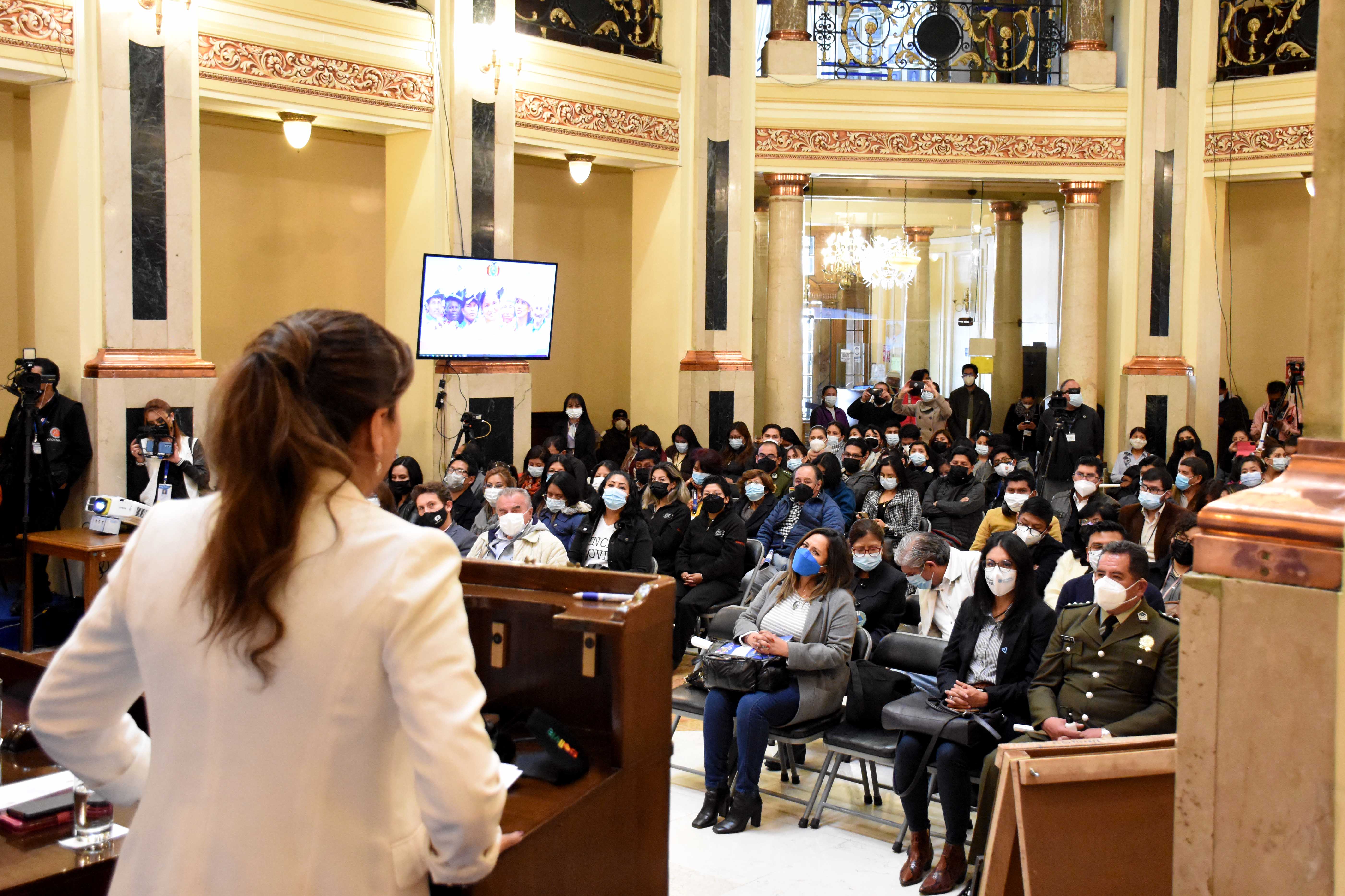 Acto de presentación de la Política Plurinacional contra la Trata de Personas, Tráfico Ilícito de Migrantes y Delitos Conexos 2021-2025, con la presencia de la viceministra de Comunicación, Gabriela Alcón, Defensora del Pueblo, Nadia Cruz, el canciller Ro