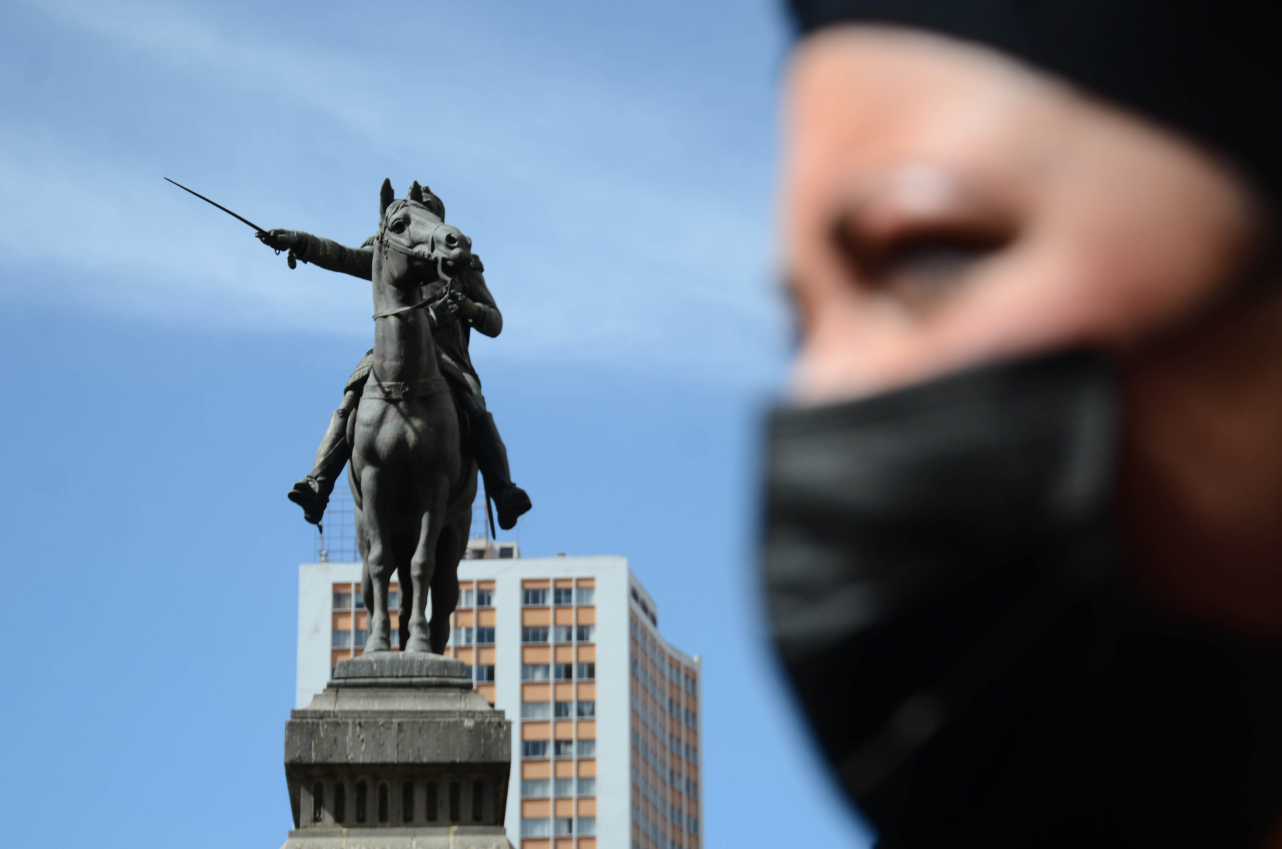 La ministra de la Presidencia, María Nela Prada, conmemora los 211 años de independencia de Venezuela junto al embajador de ese país, César Trómpiz.