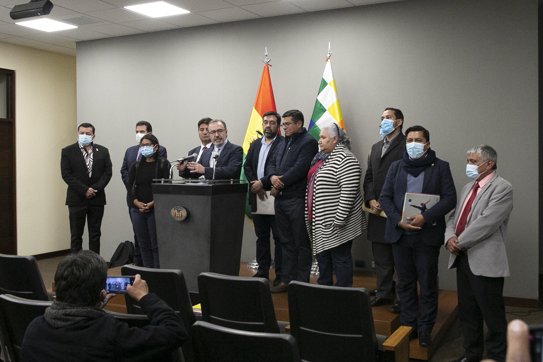 El vocero Presidencial, Jorge Richter, en conferencia de prensa con los alcaldes de las nueve ciudades capitales y El Alto, tras reunión con el presidente Luis Arce en Casa Grande del Pueblo