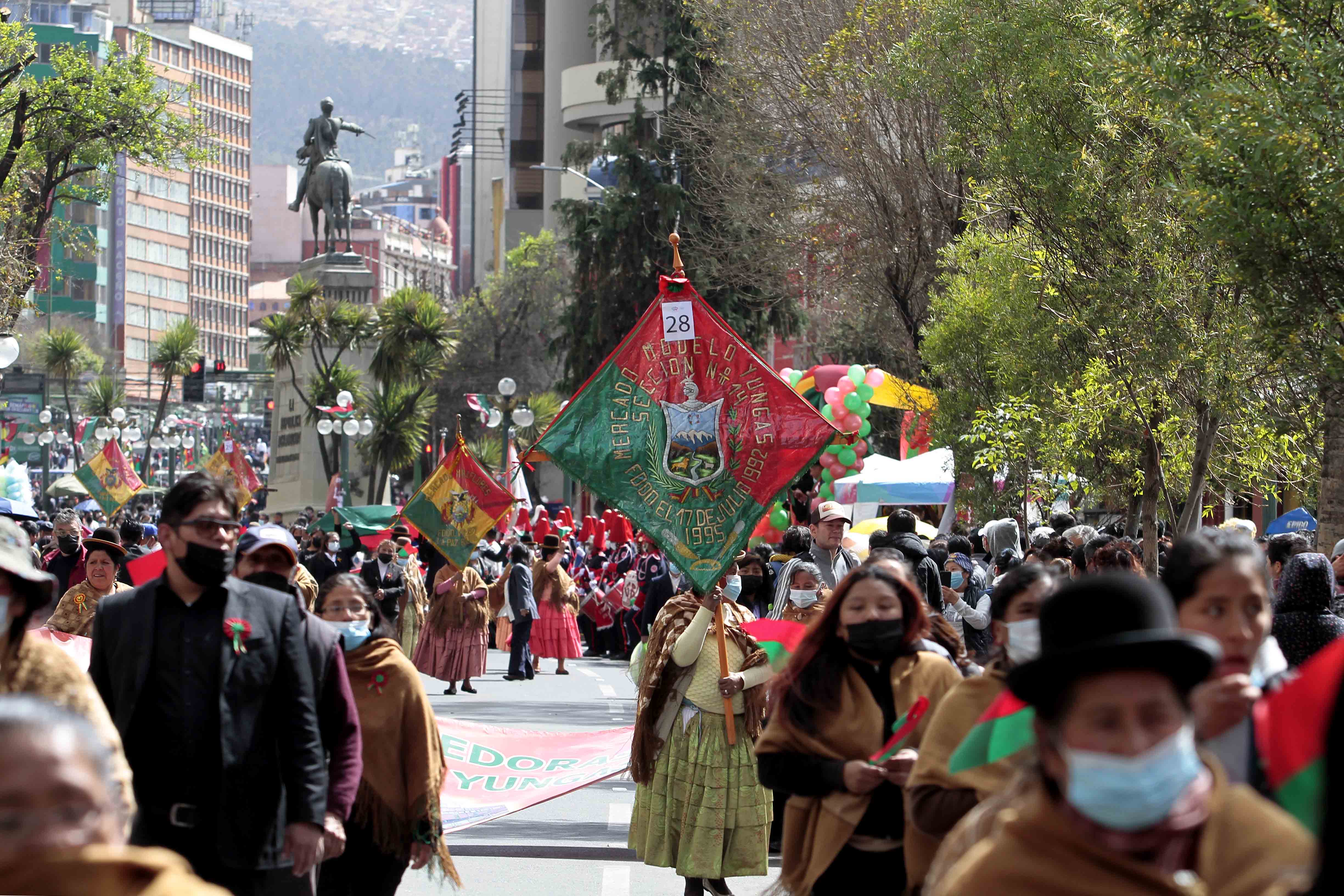 Desfile cívico estudiantil, en conmemoración de los 213 años del grito libertario del departamento de La Paz