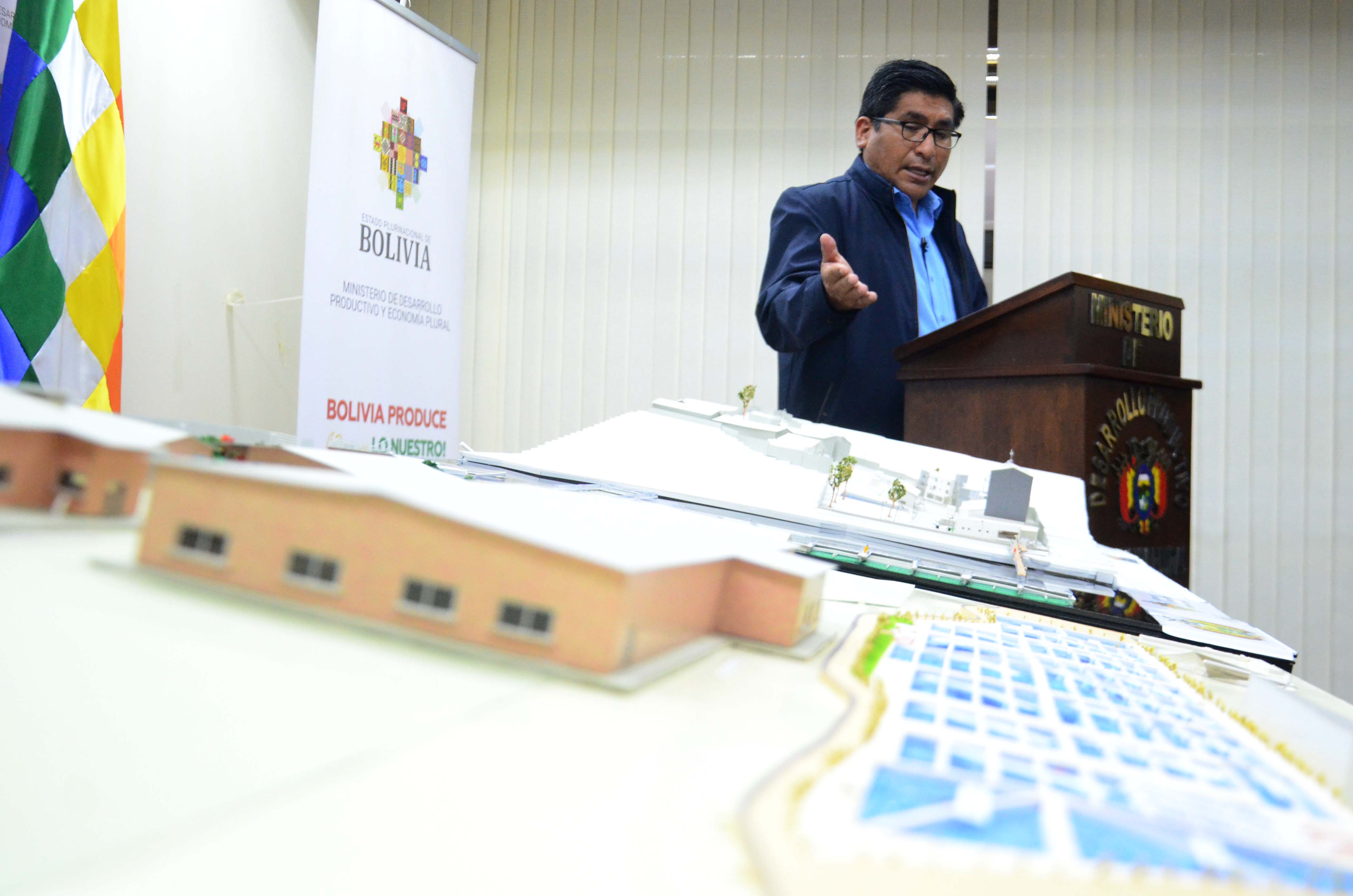 El ministro de Desarrollo Productivo y Economía Plural, Néstor Huanca anuncia nuevos proyectos de industrialización