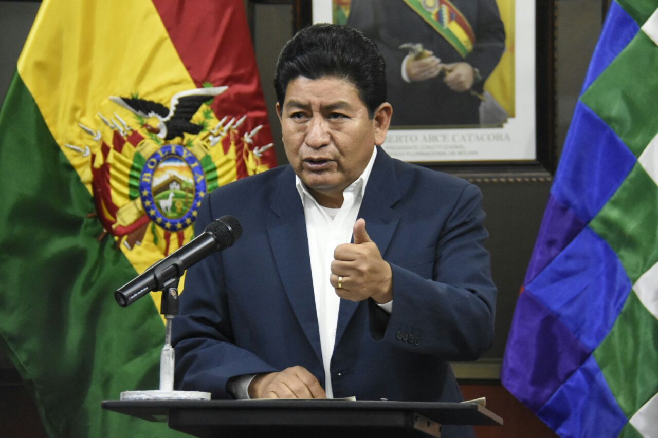 El ministro de Obras Públicas, Servicios y Vivienda, Edgar Montaño, en conferencia de prensa