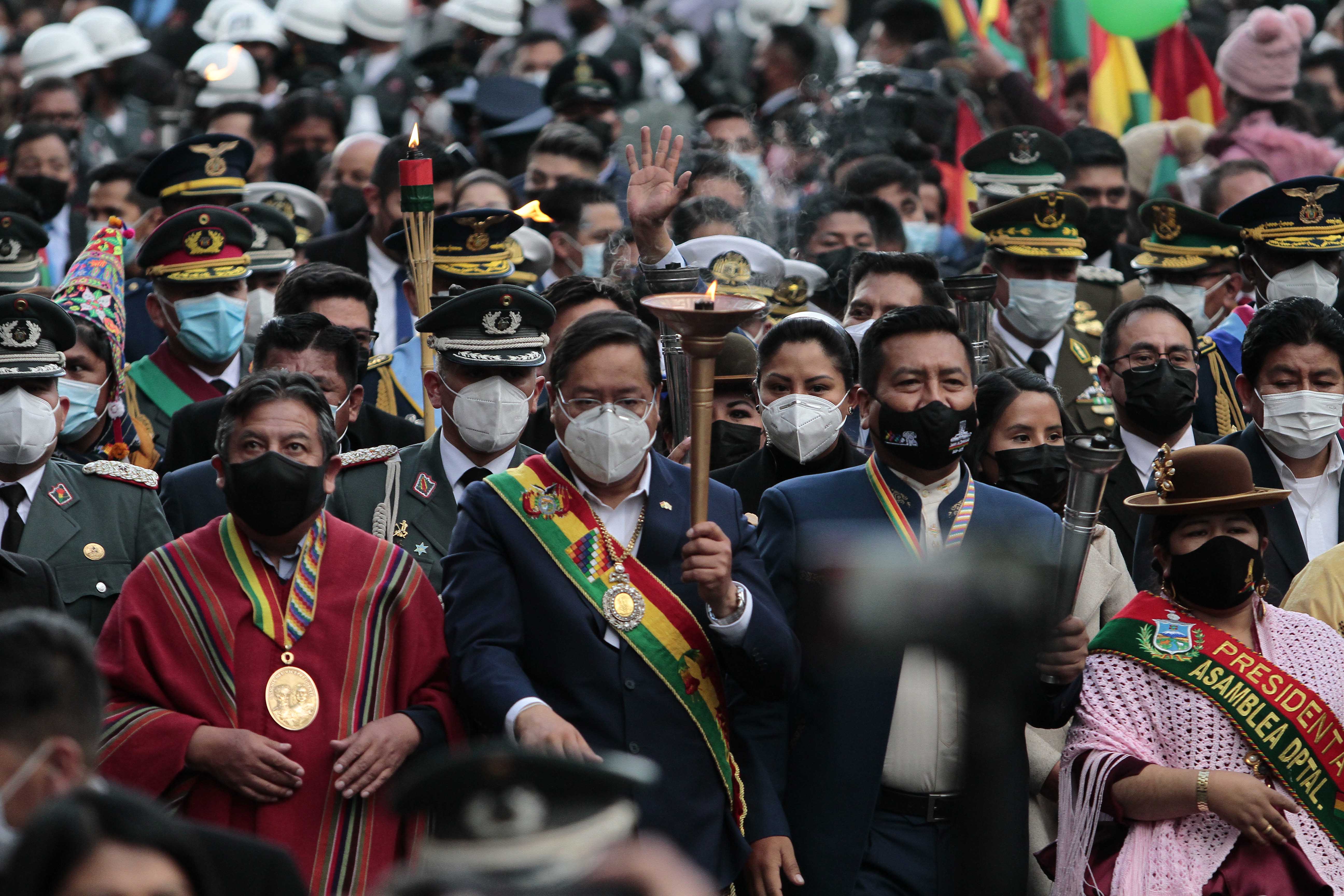 El presidente Luis Arce Catacora y el vicepresidente David Choquehuanca, junto a otras autoridades, participaron del desfile de teas en homenaje a los 213 años de la gesta libertaria de La Paz.