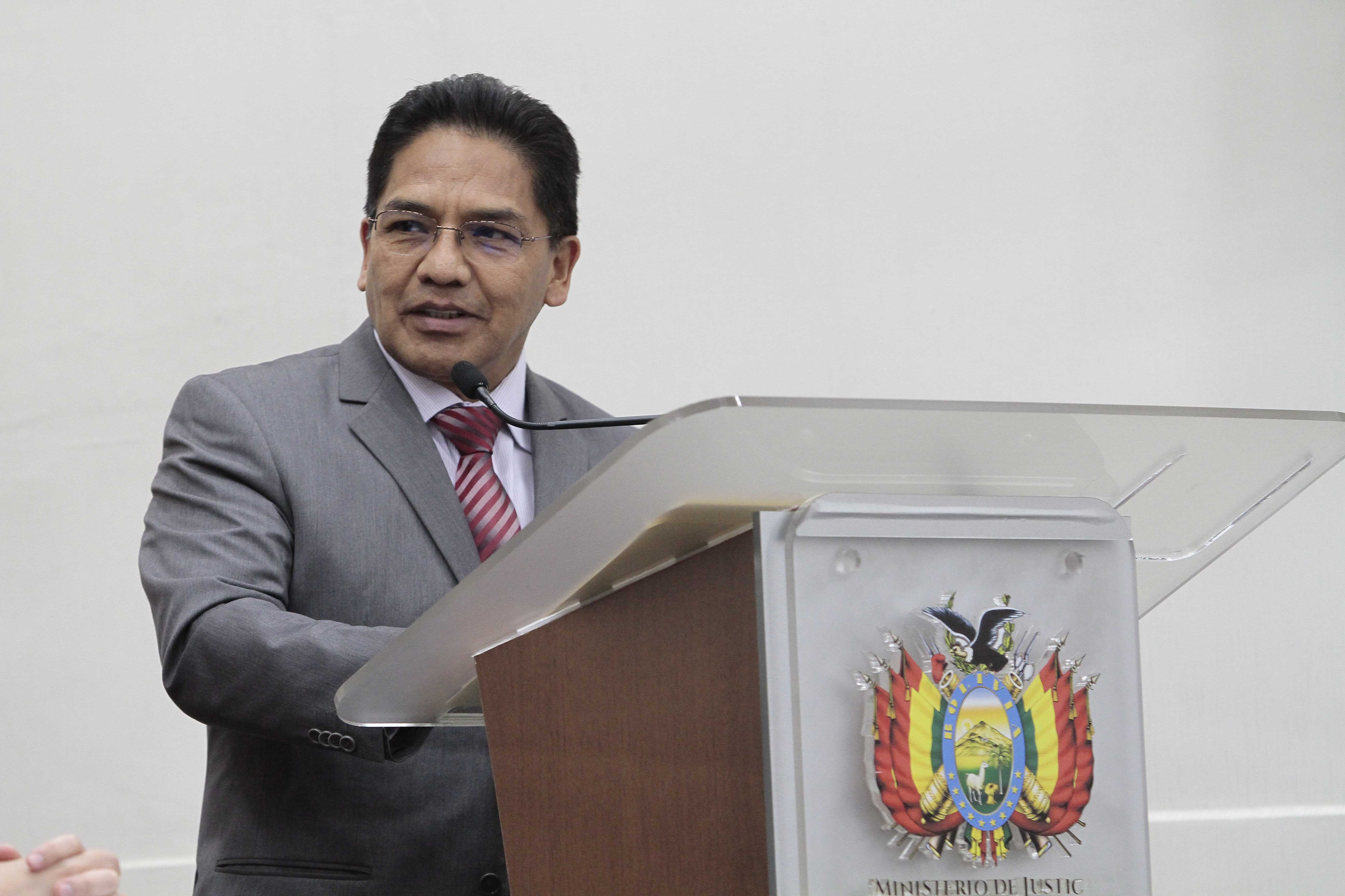 El viceministro de Defensa del Consumidor, Jorge Silva, explica la puesta en vigencia del Decreto Supremo 4732 de Contratos de Preventa de Bienes Inmuebles para evitar estafas