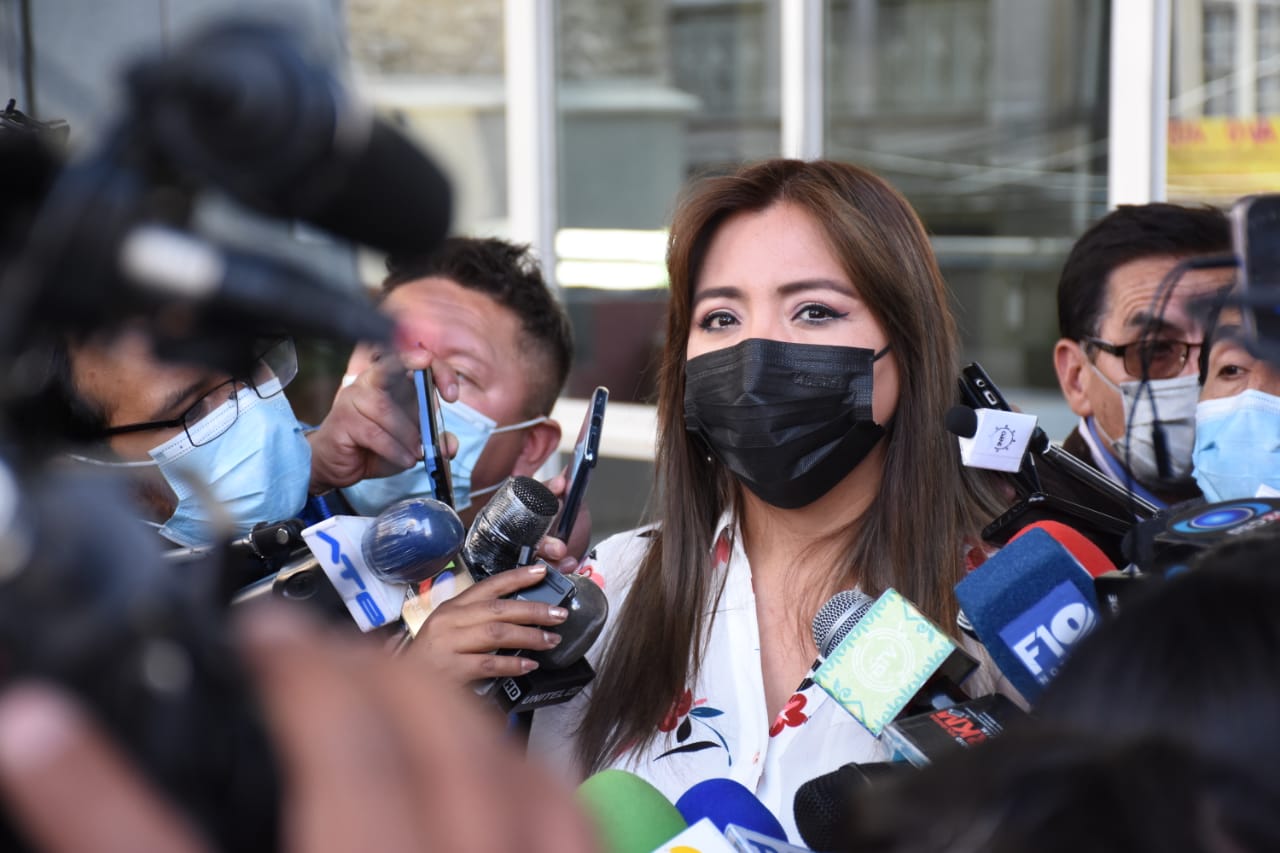 La viceministra de Comunicación Gabriela Alcón se dirige a medios de prensa en Casa Grande del Pueblo