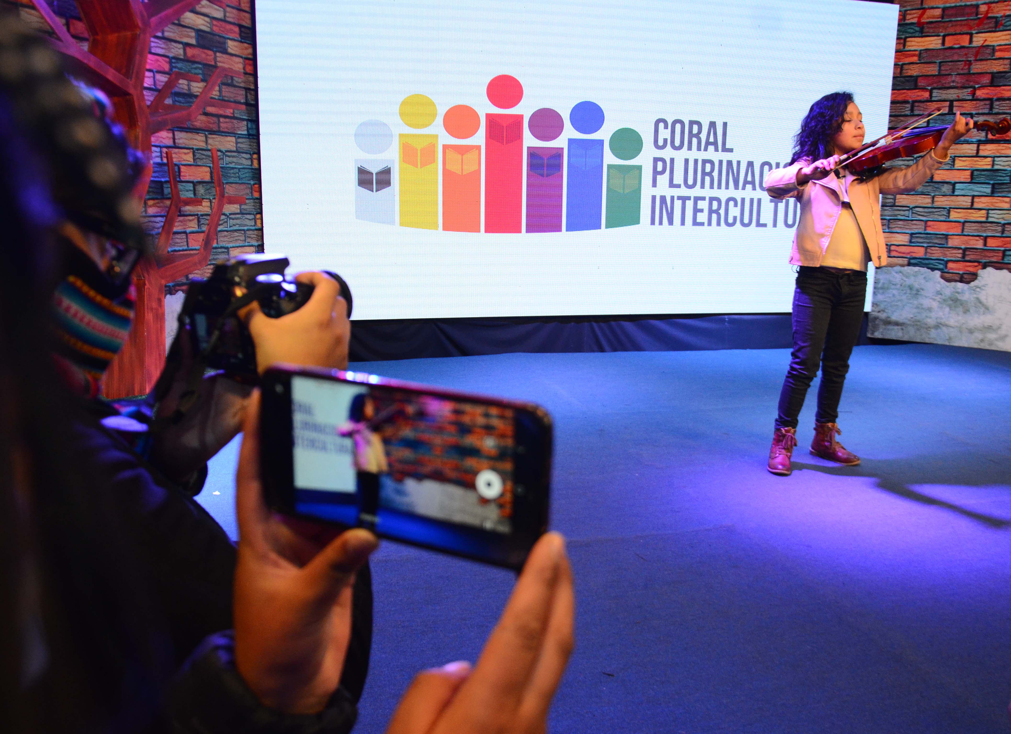 Lanzamiento oficial de la Coral Plurinacional Intercultural con la presencia de la ministra de Culturas, Sabina Orellana