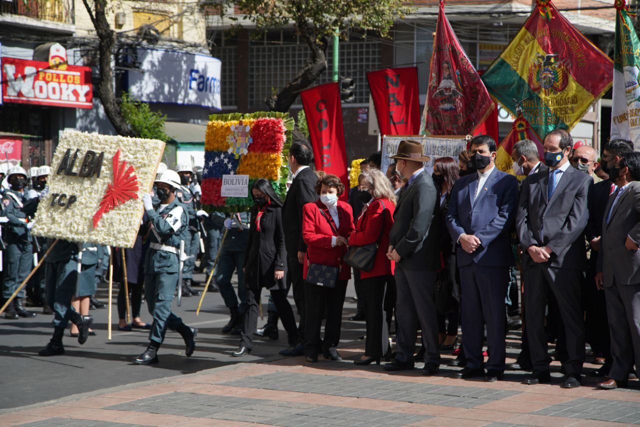 El canciller Rogelio Mayta y distintas autoridades conmemoran los 239 años del natalicio del libertador Simón Bolívar, en la plaza Venezuela de la ciudad de La Paz.