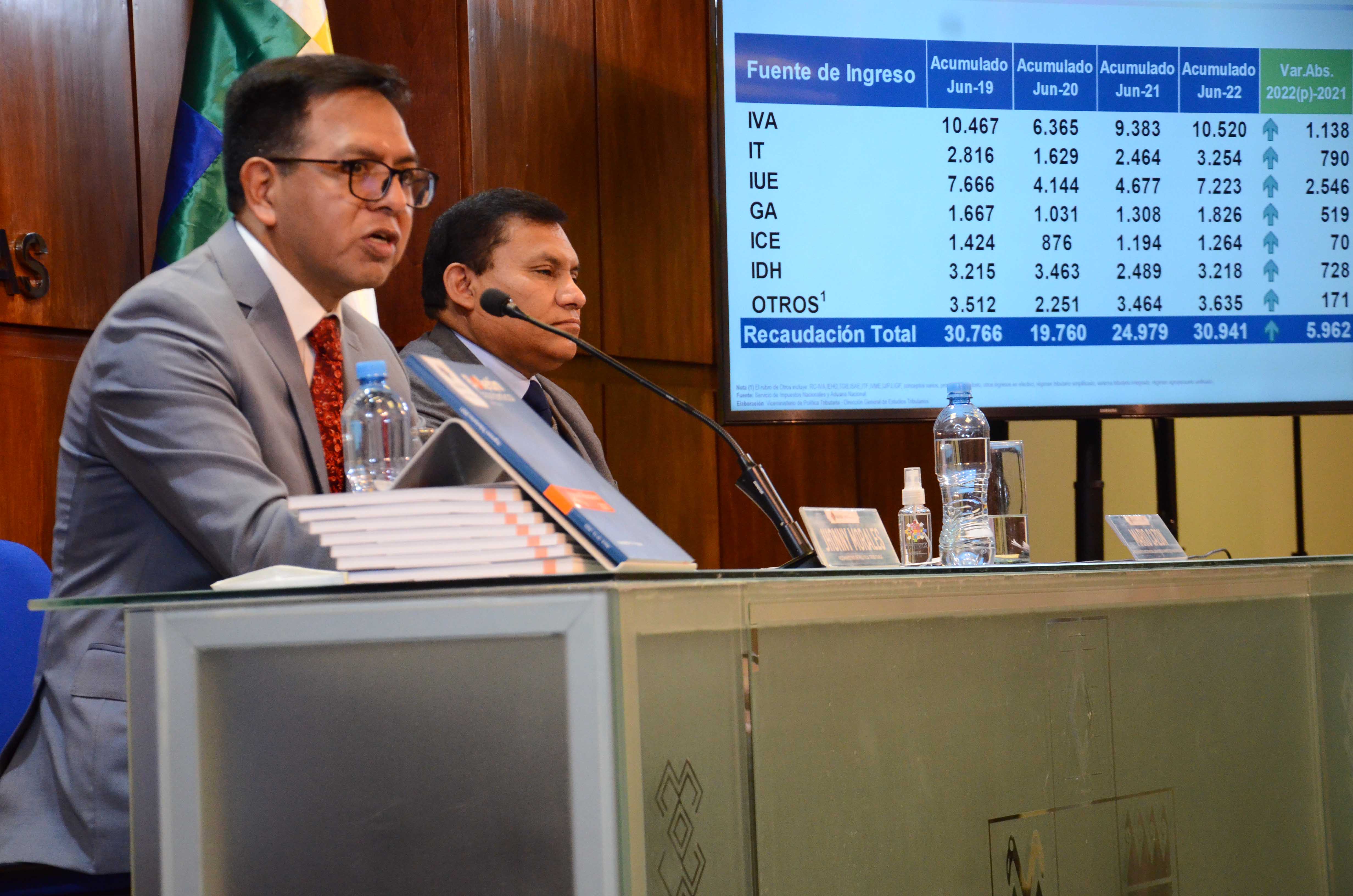 Conferencia de prensa del viceministro de Política Tributaria, Jhonny Morales, sobre los ingresos tributarios y aduaneros