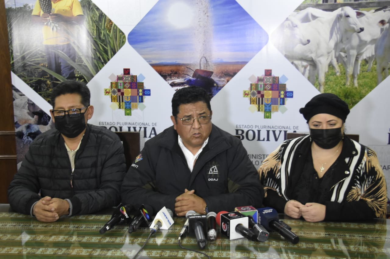 Los ministros de la Presidencia, María Nela Prada; de Desarrollo Rural y Tierras, Remmy González; y de Educación Edgar Pary convocan al diálogo a los productores de la Hoja de coca de los Yungas