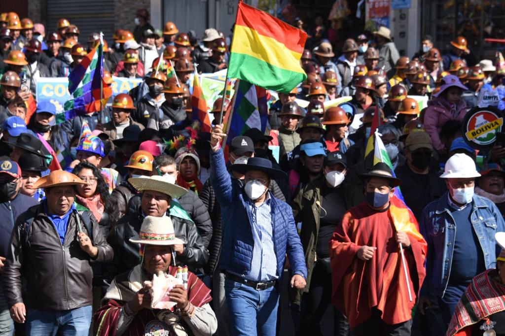 Asistentes a la Marcha en Defensa de la Democracia y la Reconstrucción Económica 2