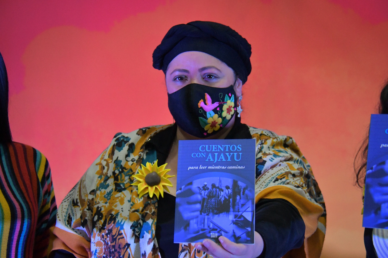La ministra de la Presidencia, María Nela Prada, participó de la presentación del libro “Cuentos con ajayu para leer mientras caminas”, escrito por las privadas de libertad del Centro de Orientación Femenina de Obrajes