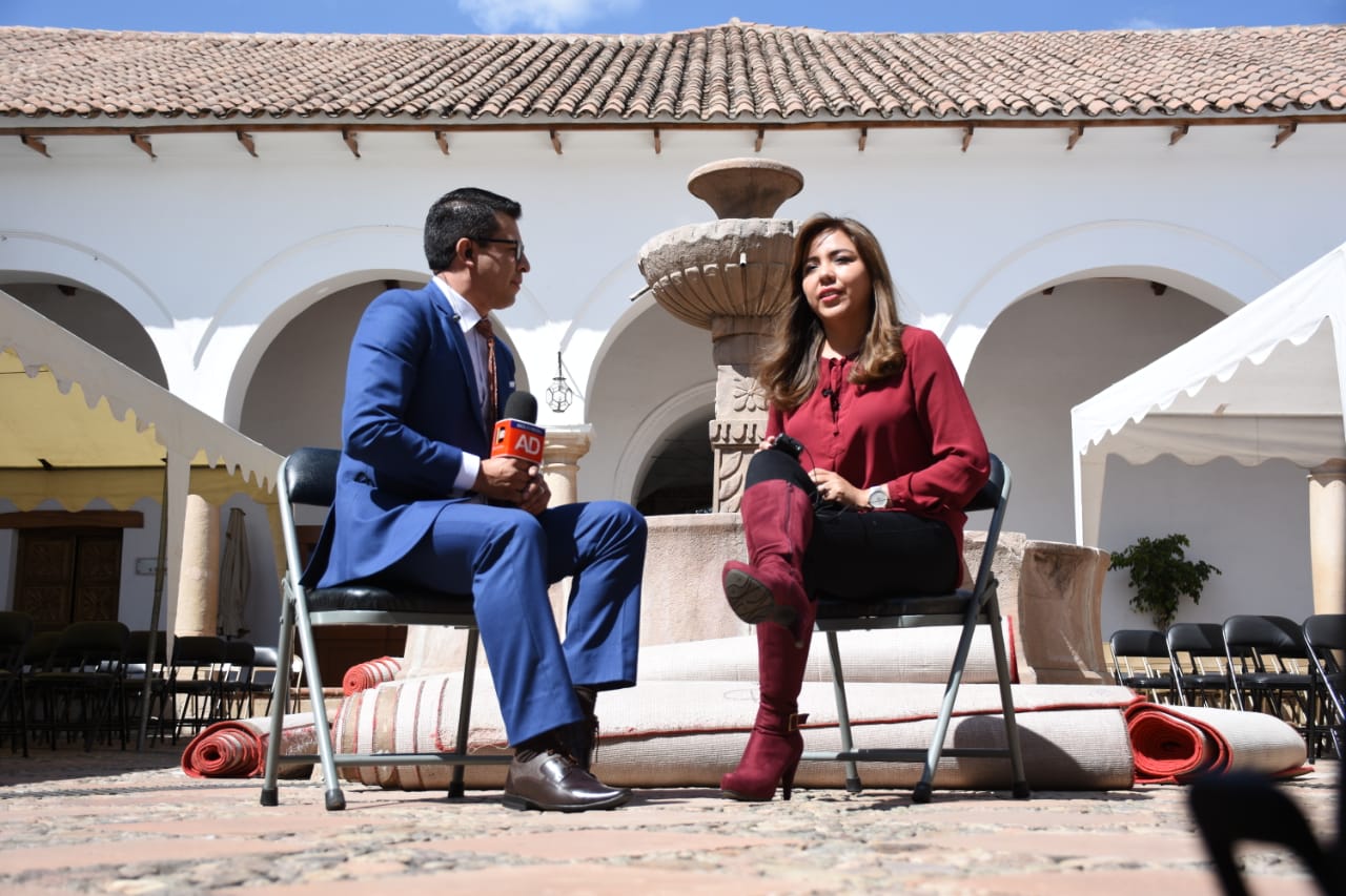 La viceministra de Comunicación Gabriela Alcón se dirige a medios de comunicación en la Casa de la Libertad en Sucre.