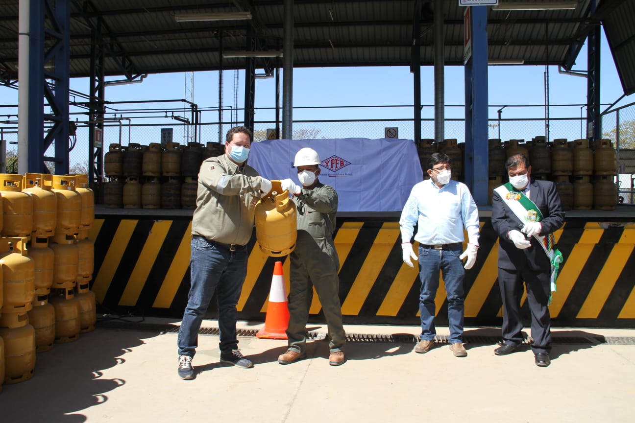 El ministro de Hidrocarburos y Energías, Franklin Molina y el presidente ejecutivo de YPFB, Armin Dorgathen Tapia, entregaron este martes 1.000 garrafas recalificadas a la Zona Comercial Bermejo