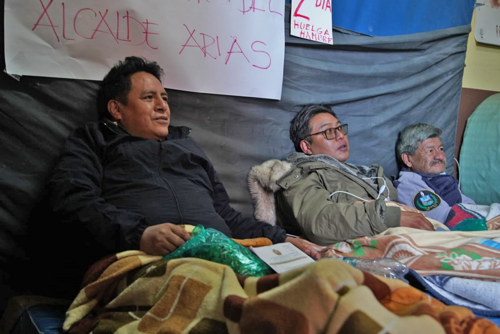 Padres de familia del distrito 1 de La Paz cumplen el segundo día de huelga de hambre, exigen al Alcalde Ivan Arias refaccionar las de Unidades Educativas.