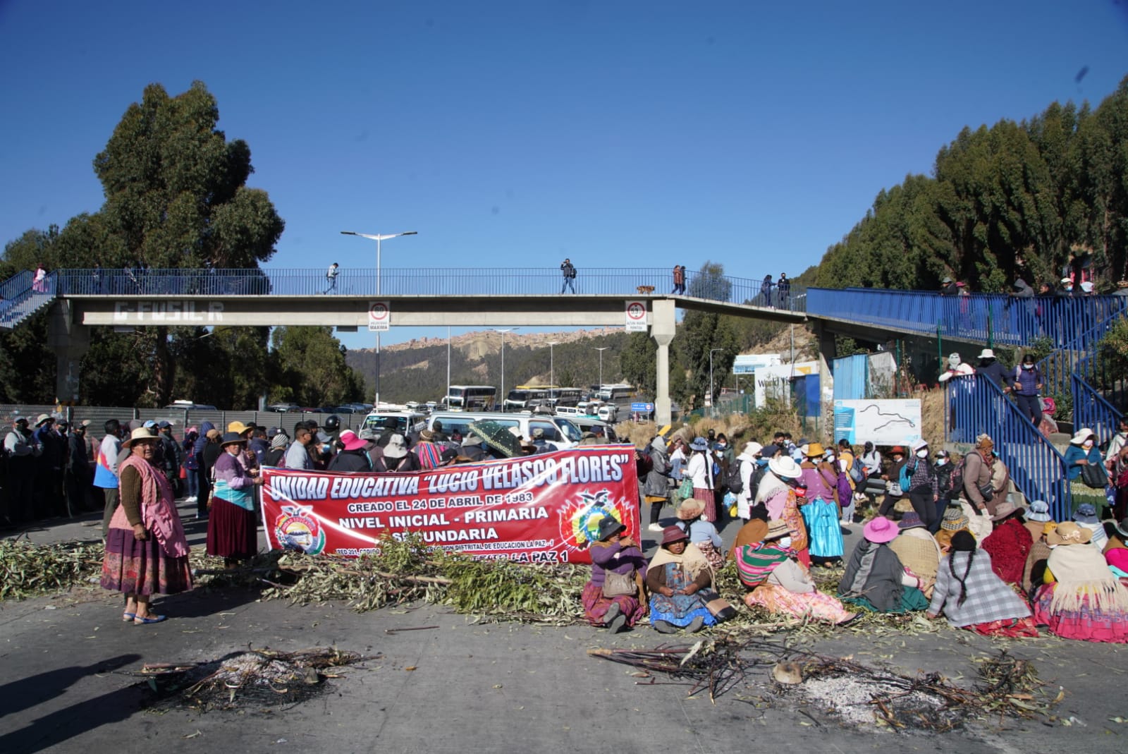 Padres y madres de familia del macrodistrito Max Paredes realizan un bloqueo en la autopista LaPaz – ElAlto, el nudo Vita y la Max Paredes pidendo al alcalde Iván Arias realizar mantenimiento a las unidades educativas