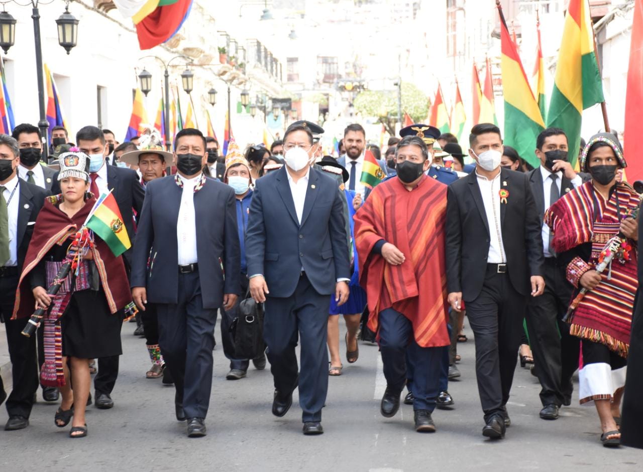 El Presidente Luis Arce junto al vicepresidente David Choquehuanca, en los actos protocolares por los 197 años de independencia de Bolivia en la ciudad de Sucre