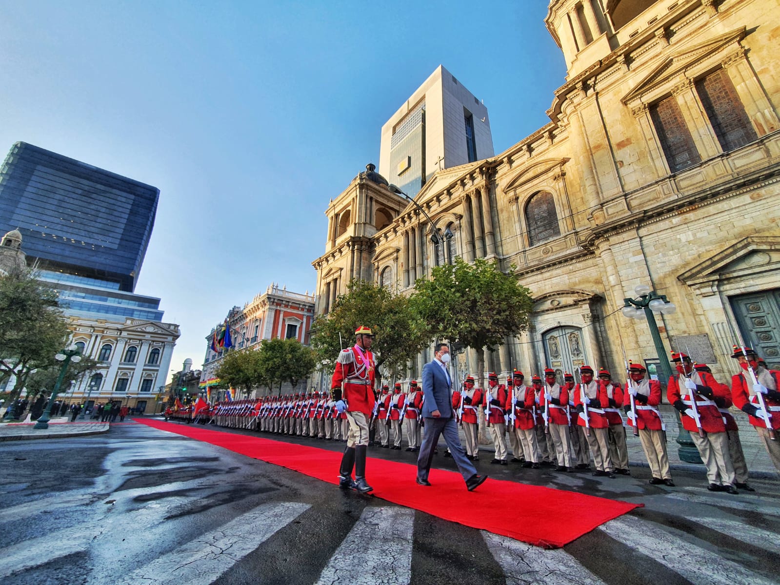 Presidente Luis Arce participa en el acto de homenaje por el Día de la Bandera Boliviana, en Plaza Murillo