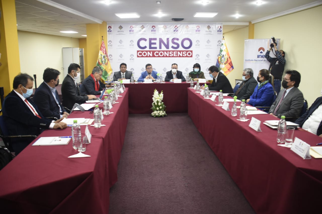 Reunión del ministro de Planificacion del Desarrollo Sergio Cusicanqui con los rectores de las Universidades de Bolivia en instalaciones del INE para tratar el tema del censo