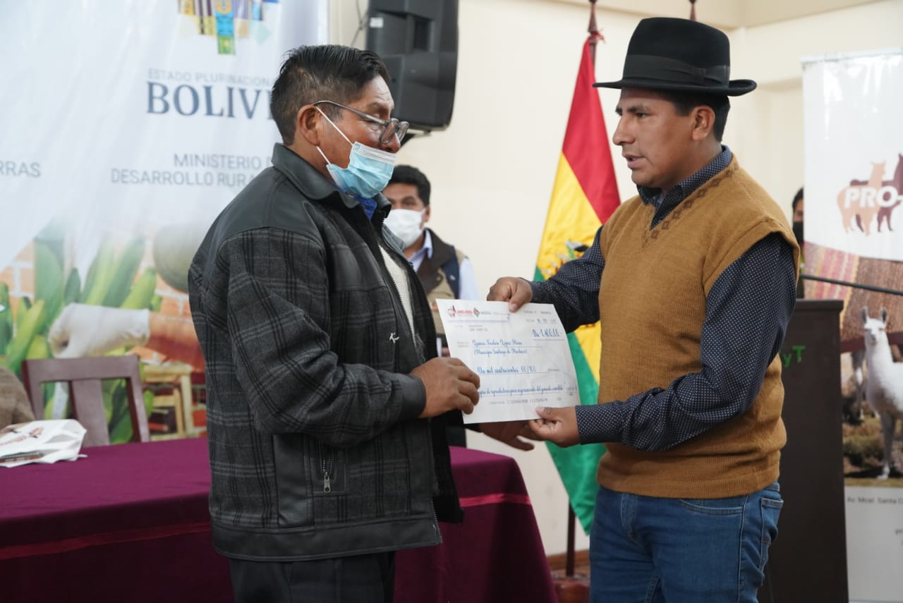 Ministro de desarrollo Rural y Tierras en acto de transferencia oficial de recursos financieros e incentivos al ahorro individual y grupal, destinado para el sector productor de camélidos de los departamentos de La Paz, Oruro y Potosí