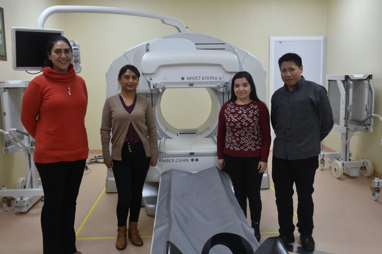 Bolivia recibe a cuatro especialistas bolivianos formados en Argentina para impulsar la medicina, la investigación y la docencia en tecnología nuclear