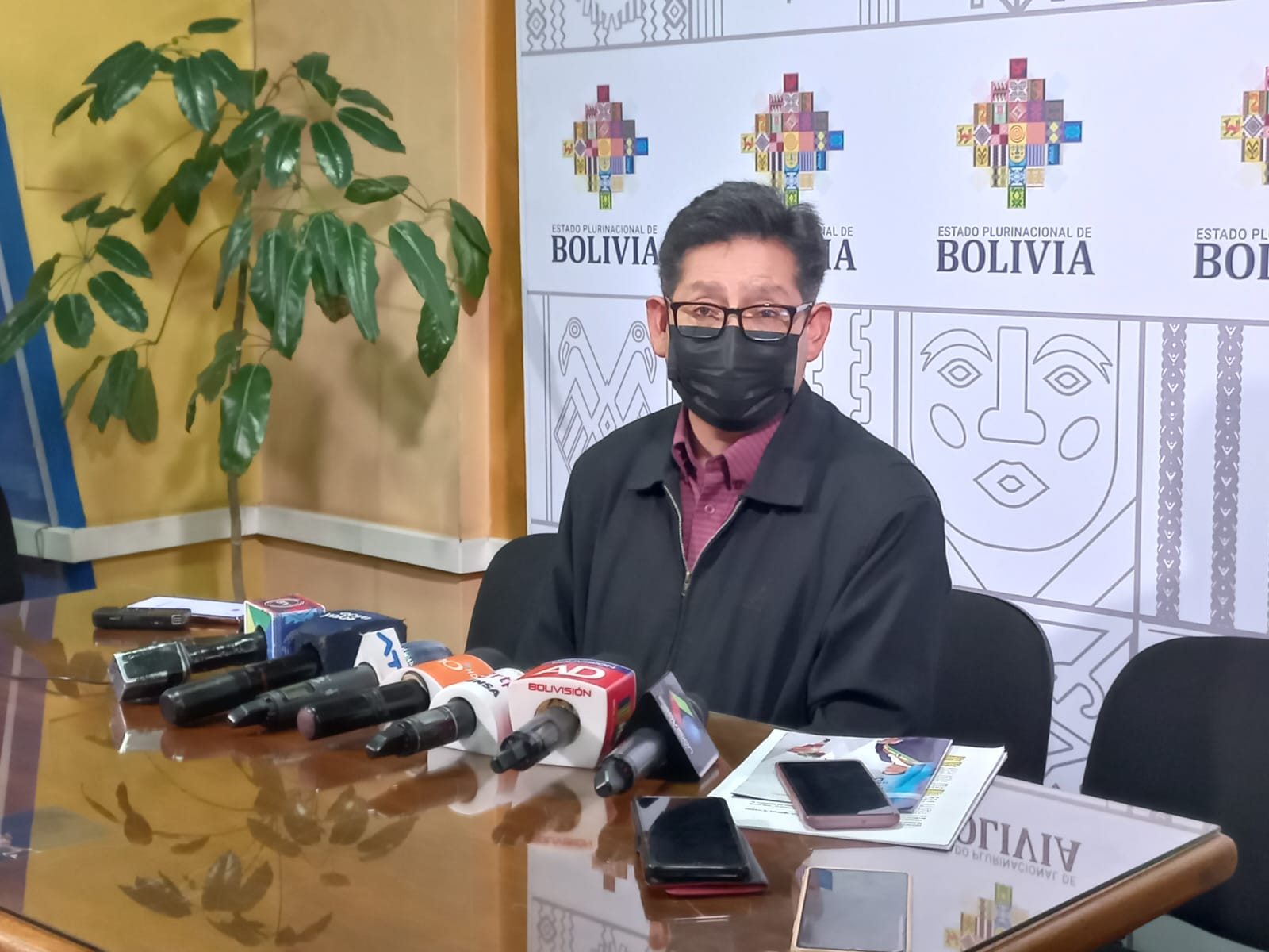 Conferencia de prensa del ministro de Educación, Edgar Pary