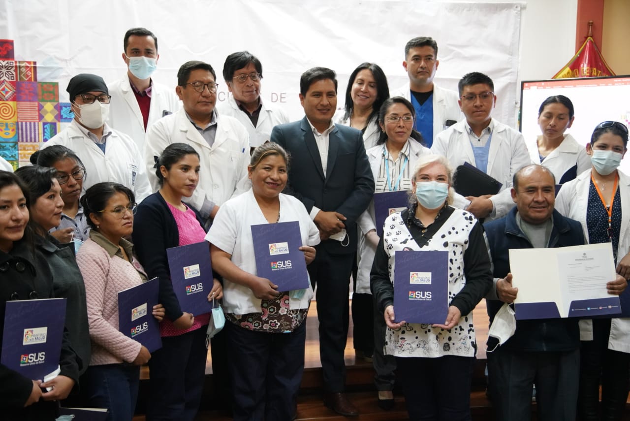 Dr. Jeyson Auza, Ministro de Salud y Deportes, en acto por el alta del niño Jhoel Ajnota Montaño y el reconocimiento a profesionales que intervinieron en el primer trasplante pediátrico alogenico de medula ósea en Bolivia