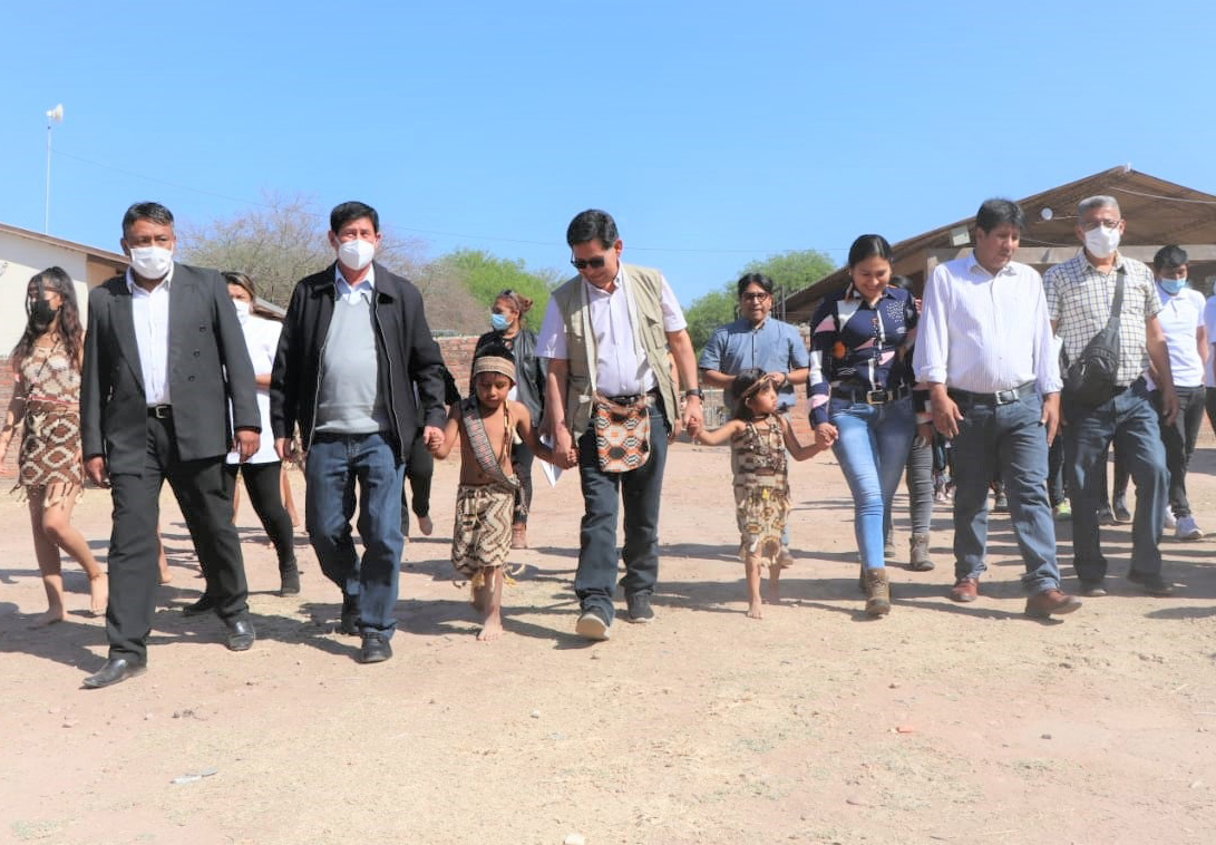 Edgar Pary Chambi, ministro de Educación, llegó a la comunidad Capirendita, municipio tarijeño de Villa Montes, para inaugurar su calendario escolar regionalizado