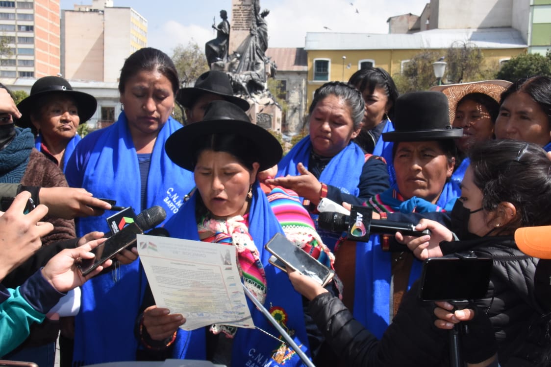 La ejecutiva de la Confederación Nacional de Mujeres Campesinas Indígenas Originarias de Bolivia – Bartolina Sisa, Flora Aguilar repudia el intento de magnicidio de la vicepresidente de Argentina, Cristina Fernández de Kirchner