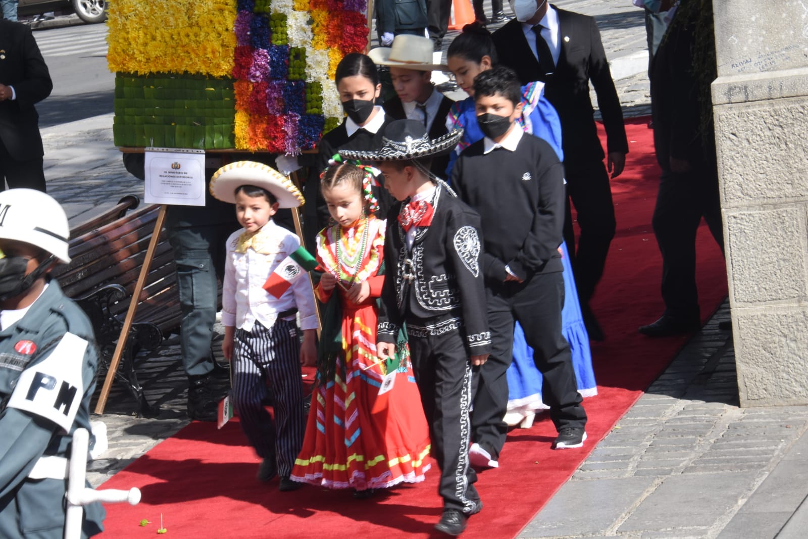 Canciller Rogelio Mayta y autoridades de Gobierno participan del acto de conmemoración de los 200 años de independencia de la República de México en plaza Murillo.