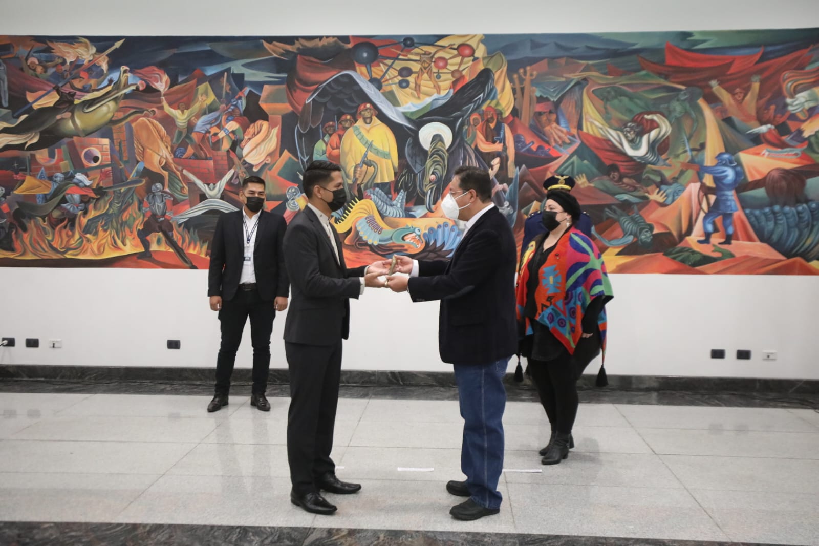 El presidente, Luis Alberto Arce Catacora, hace entrega del Bastón de Mando al presidente de la Cámara de Senadores, Andrónico Rodríguez, para viajar al 77 periodo de sesiones de las Naciones Unidas en EUA