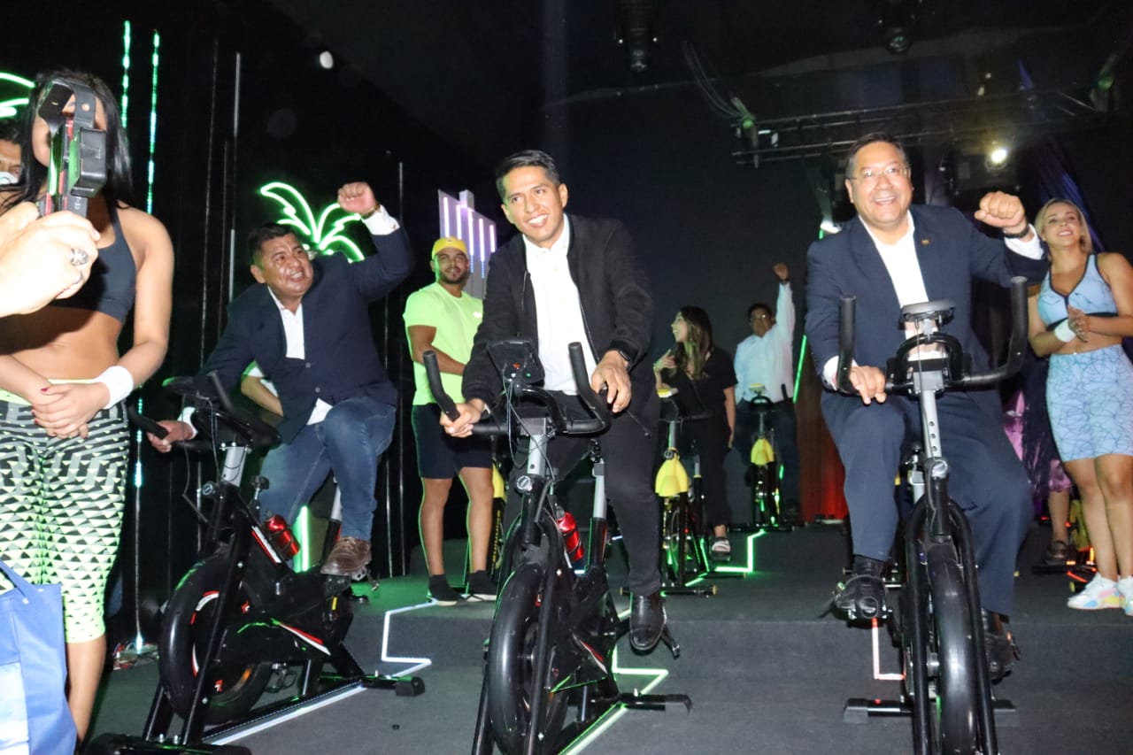 El Presidente, Luis Arce Catacora, junto a otras autoridades del Estado Plurinacional, asisten a la inaguracion de la EXPOCRUZ en la ciudad de Santa Cruz (2 de 2)