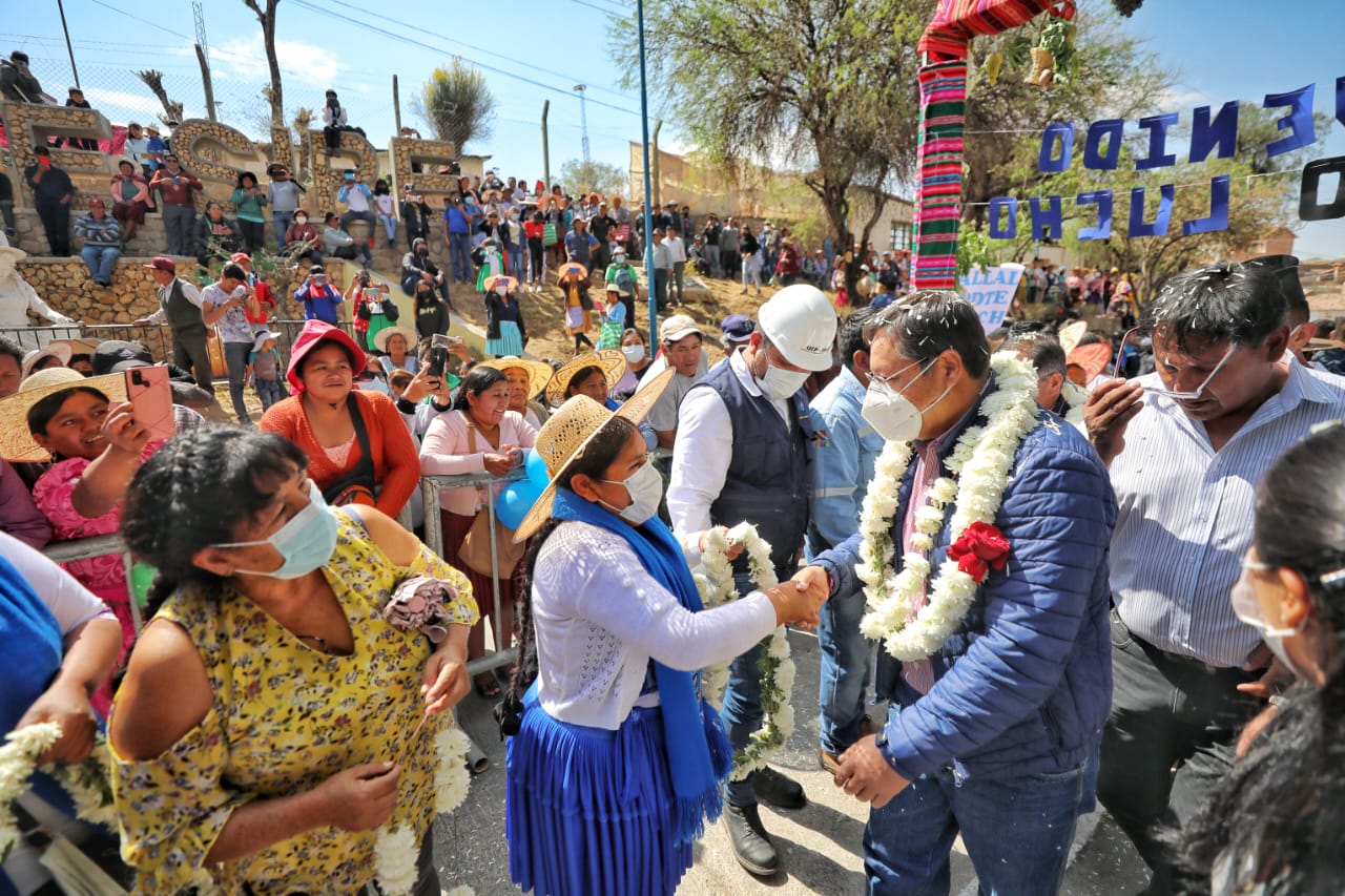 Entrega por el presidente Luis Arce Catacora de la construcción de redes sanitarias y el mejoramiento del sistema de agua potable en Sipe Sipe, Cochabamba.