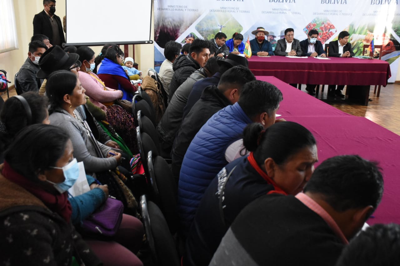 Mesas de trabajo para definir Plan Territorial de Yungas de La Paz a la cabeza del ministro de Desarrollo Rural y Tierras, Remmy Gonzales alcaldes y representantes de COFECAY