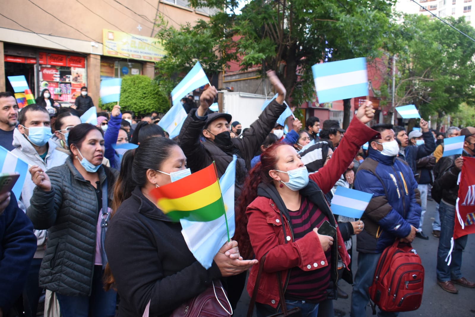 Plantón en frente de la embajada de Argentina en Bolivia en respaldo a Cristina Fernández de Kirchner y la democracia latinoamericana
