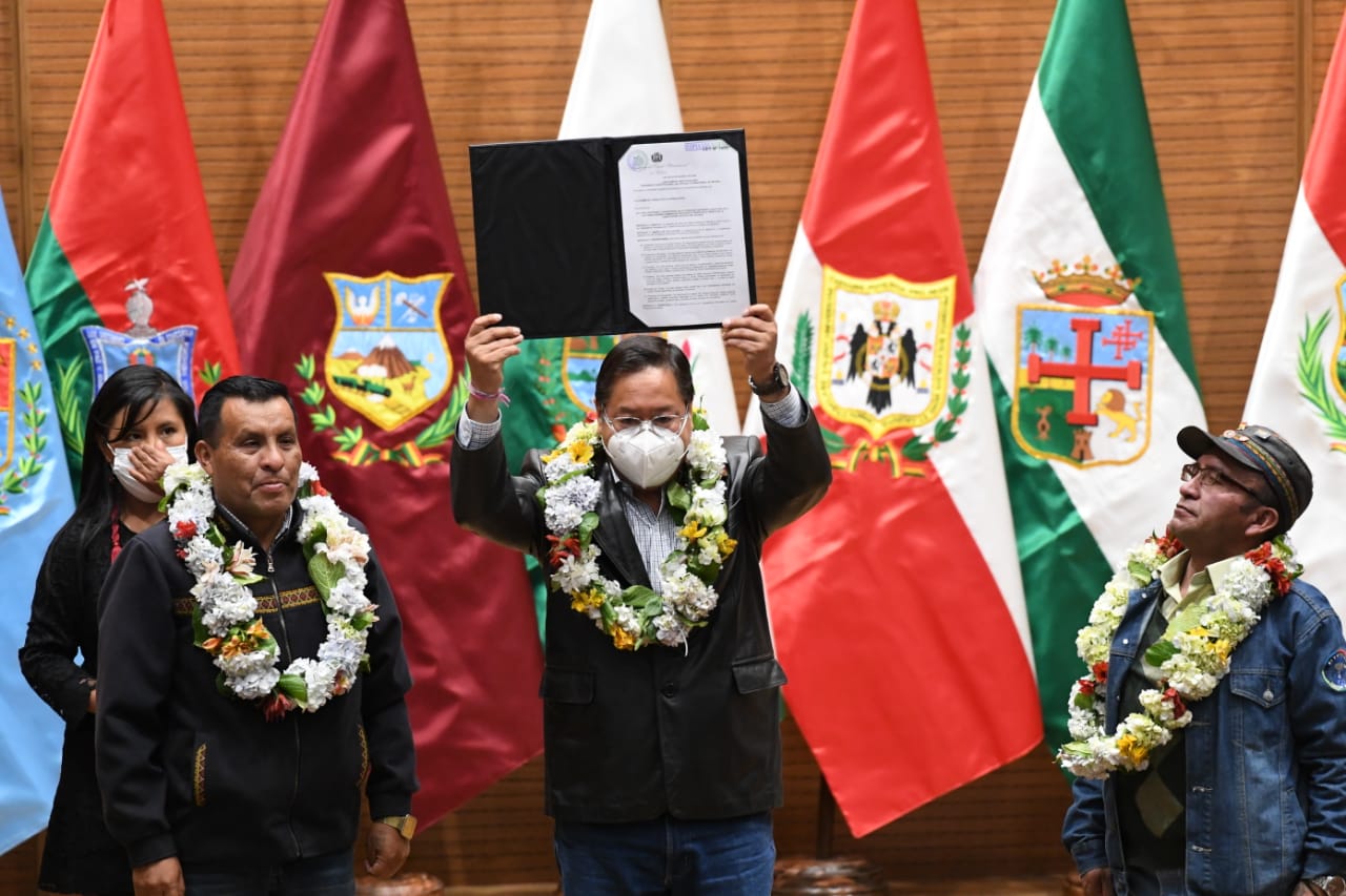 Promulgacion por el Presidente Luis Arce Catacora de la Ley 1455 en beneficio de todos los gremiales de Bolivia, comerciantes minoristas, vivanderos y artesanos (3 de 3)