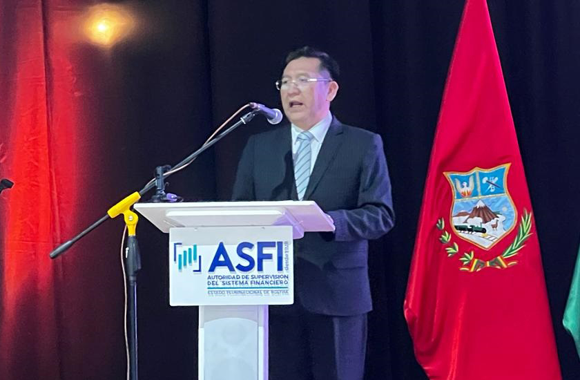 Viceministra de Pensiones y Servicios Financieros, Ivette Espinoza y el director de la ASFI, Reynaldo Yujra Segales inauguran “Feria de Servicios Financieros Para el Vivir Bien” en la ciudad de Oruro