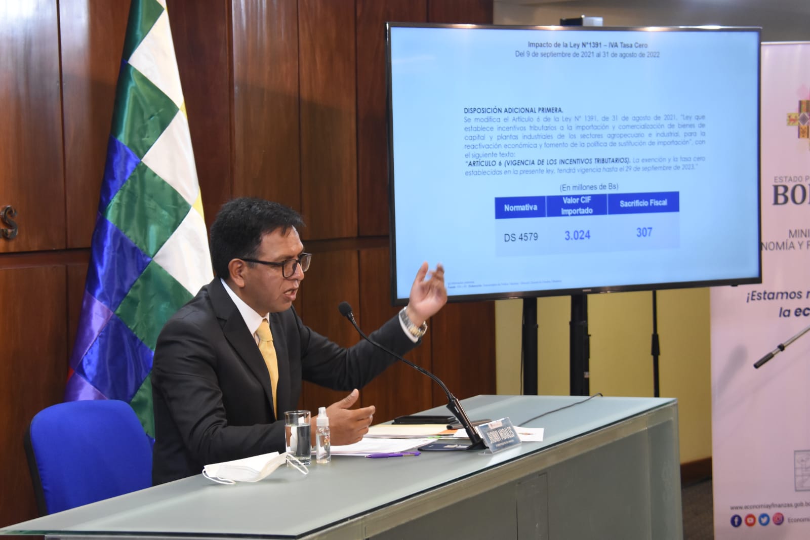 Viceministro de Políticas Tributaria, Jhonny Morales en conferencia de prensa