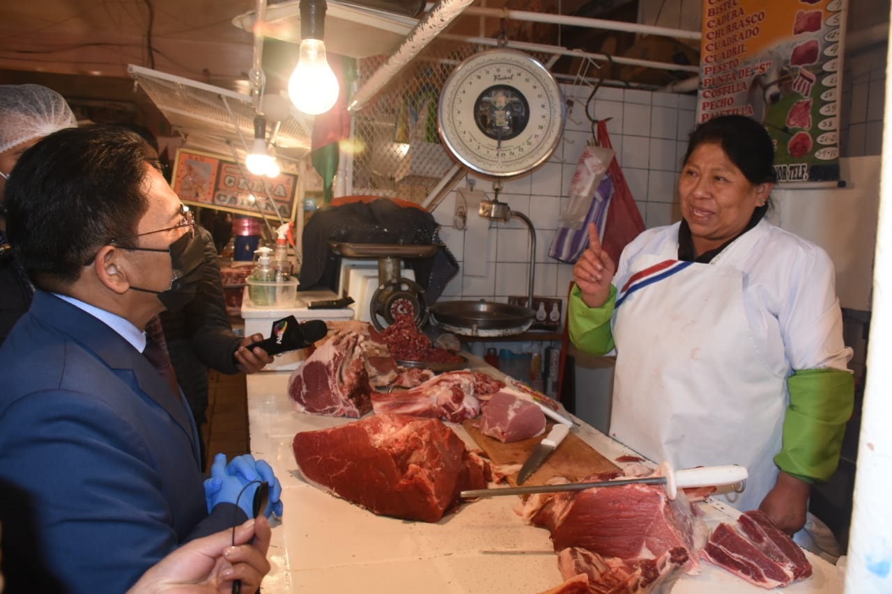 El Viceministro de Defensa de los Derechos del Usuario y Consumidor, Jorge Silva, realiza un operativo en el mercado Rodríguez para la verificación del precio de la carne