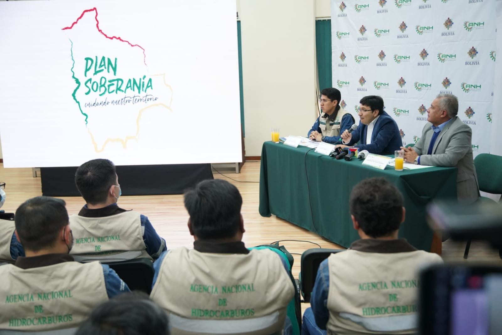 El Ministro de Hidrocarburos y Energías Franklin Molina y Director de la ANH Germán Jiménez informa de los resultados del plan soberanía lucha contra el contrabando