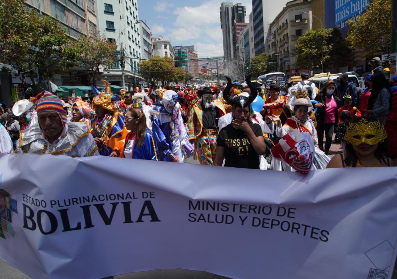 El Ministerio de Salud y Deportes realiza la campaña contra el VIH, mi elección es la protección por los carnavales con una entrada por la ciudad de La Paz