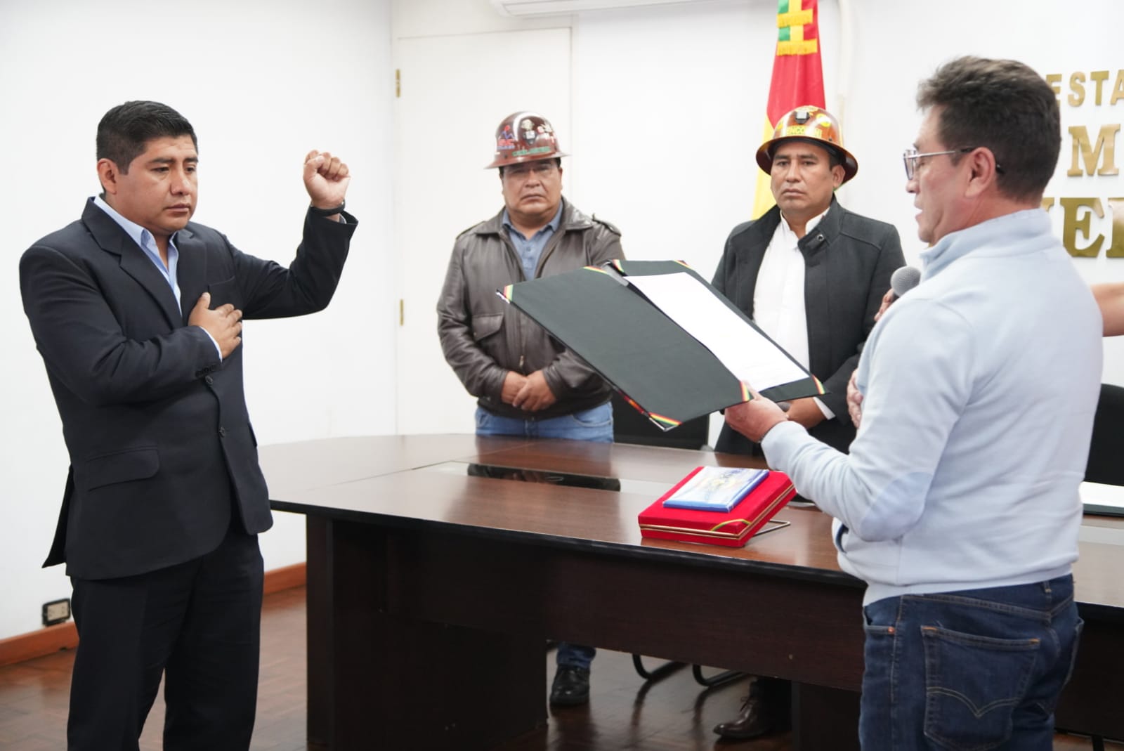 El Ministro de Minería y Metalurgia, Ing. Ramiro Villavicencio Niño de Guzmán, posesionó a Rolando Yujra Segales como nuevo director general del Fondo de Financiamiento para la Minería (FOFIM)