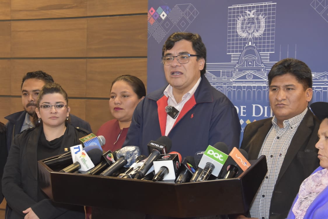El presidente de la Cámara de Diputados, Jerges Mercado junto a la bancada del MAS-IPSP, en conferencia de prensa.