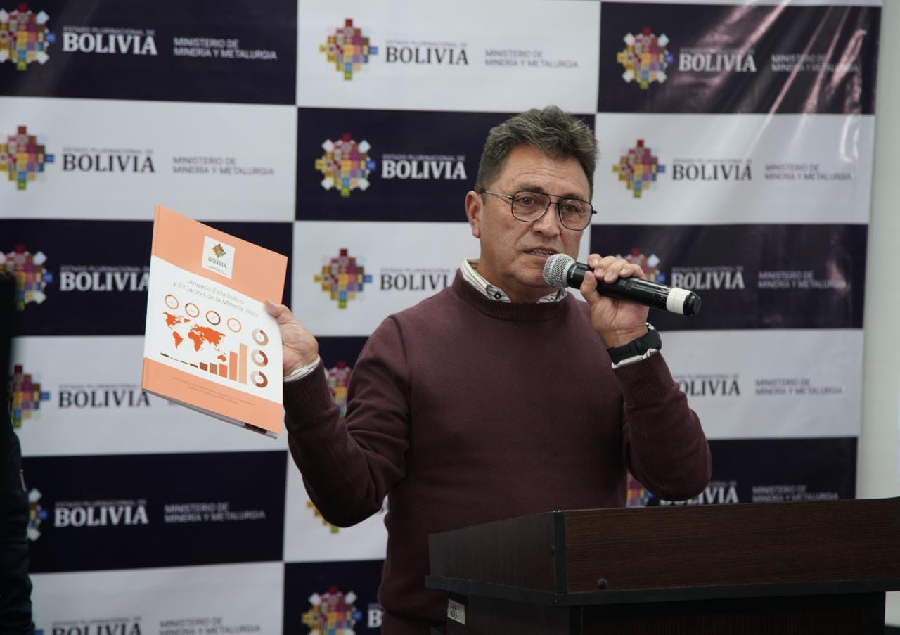 Ministro de Minería y Metalurgia, Ramiro Villavicencio Niño de Guzmán, presenta el proyecto de Prospección y Exploración Minero Carangas - Oruro