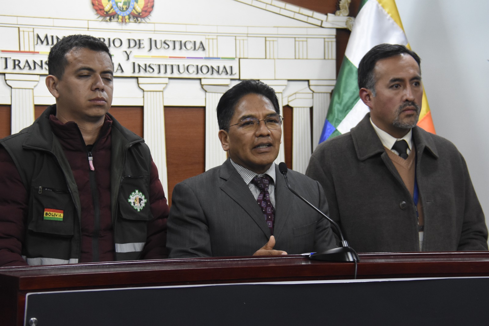 Viceministro de Defensa del Consumidor, Jorge Silva junto a representantes de Ibnorca, la intendencia municipal de La Paz y Senasag en conferencia de prensa