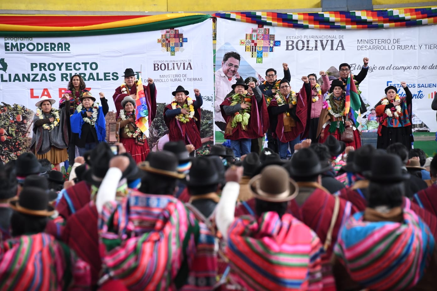 El Presidente del Estado Luis Arce Catacora entrega la Ley de Alianzas Rurales PAR III a las 20 provincias del departamento de La Paz