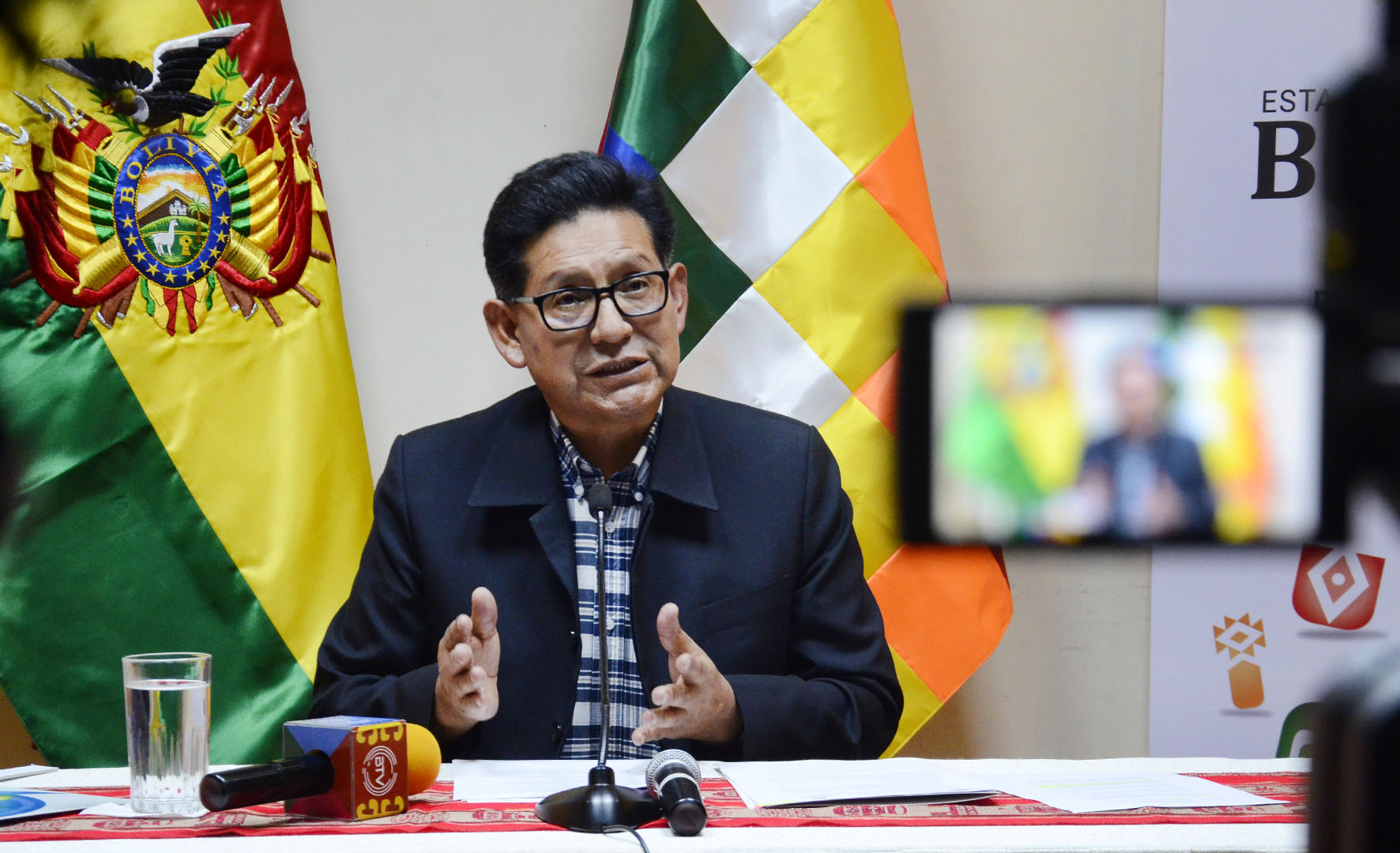 Ministro de Educación Edgar Pary en conferencia de prensa