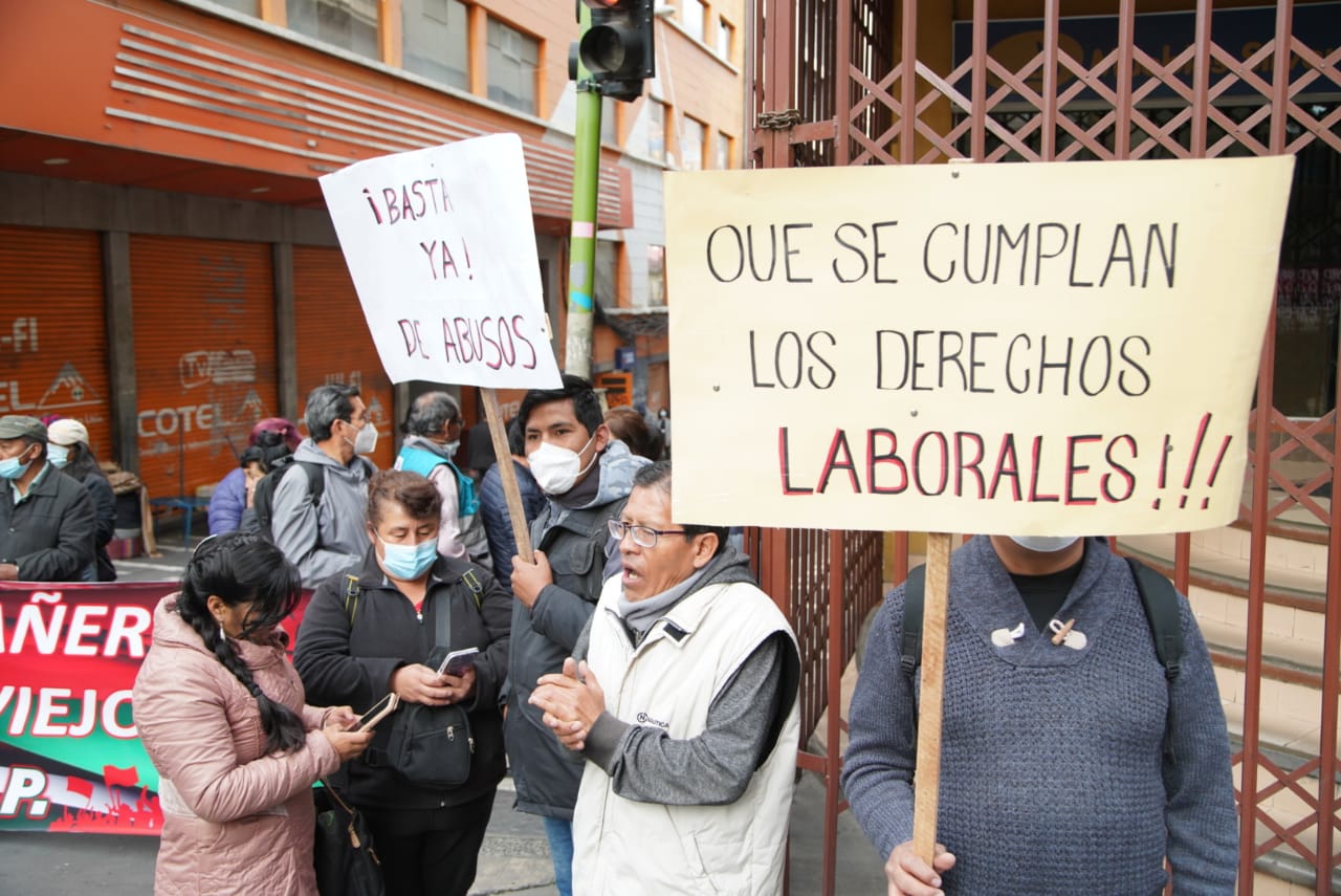 Trabajadores de la Alcaldía de La Paz, exigen el pago de bonos y el incremento salarial de la gestión 2022